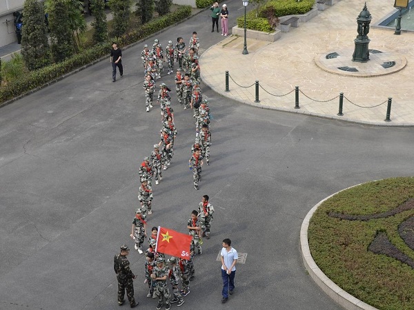 参观制水流程 珍惜生命之源，小学师生走进自来水厂